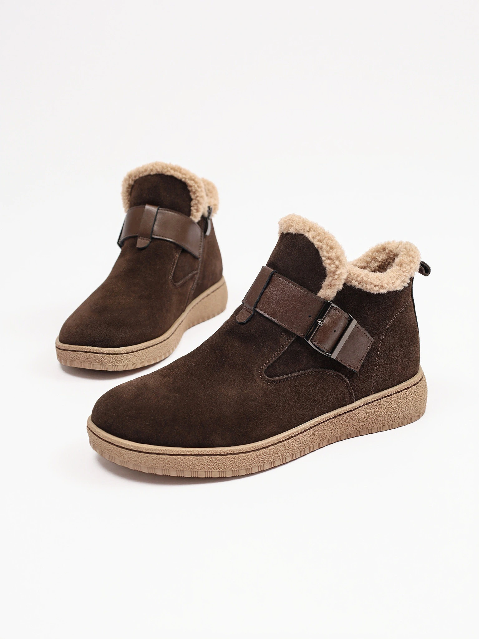 Ботинки темно-коричневого цвета с ремешком на низкой платформе